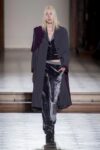 defile julien fournie automne hiver 2015 2016 paris look 2 Parigi, settimana della moda. Quando il fashion guarda all’arte. Guynon, Ferretti, Fournié, Viktor & Rolf: quattro collezioni che citano cinema, teatro, pittura