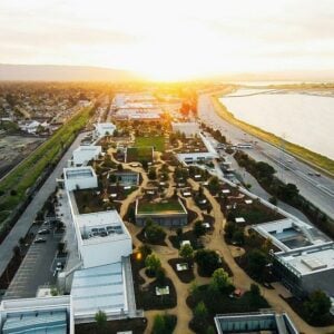 Ecco qualche foto del nuovo Campus di Facebook by Frank Gehry a Menlo Park, California. Qualche numero? Sul tetto c’è un percorso pedonale di quasi un chilometro…