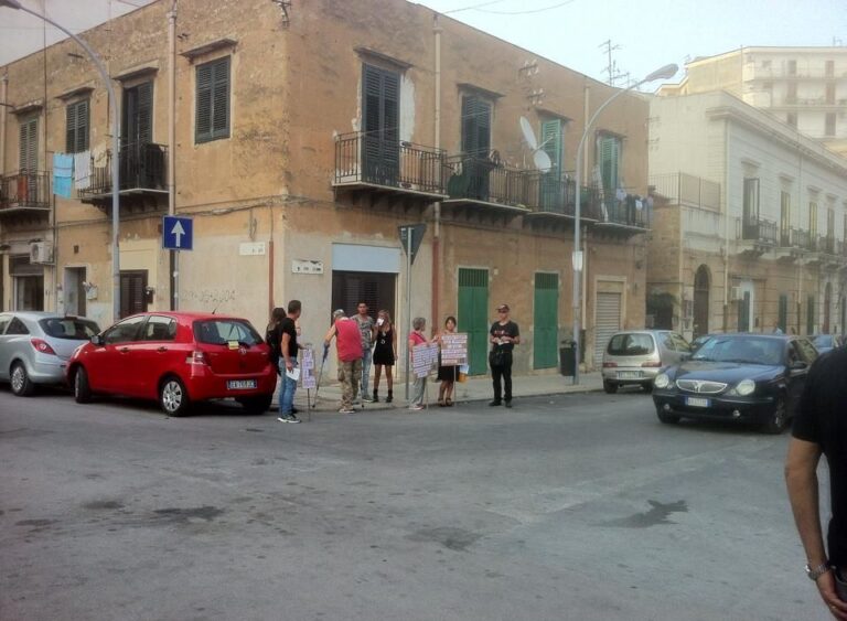 i contestatori di Nitsch Immagini dall’inaugurazione di Hermann Nitsch a Palermo. Tantissimo pubblico e una decina di contestatori. Si sgonfia la polemica e la qualità trionfa