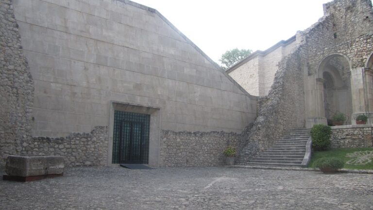 Abbazia del Goleto Particolari della ricostruzione Lo Sgarbi furioso. In Irpinia “scopre” l’Abbazia del Goleto e attacca tutto il sistema-Campania: Il Giffoni Festival, Il Madre, Bonito Oliva