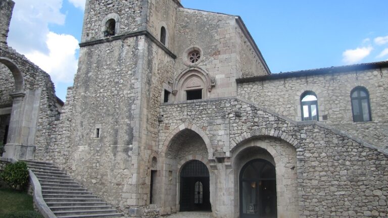 Abbazia del Goleto a SantAngelo dei Lombardi AV Lo Sgarbi furioso. In Irpinia “scopre” l’Abbazia del Goleto e attacca tutto il sistema-Campania: Il Giffoni Festival, Il Madre, Bonito Oliva