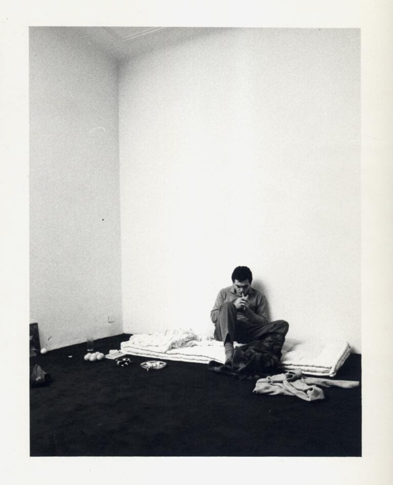 Alberto Garutti, Credo di ricordare, 1974 - 32 fotografie in bianco e nero - Courtesy Galleria Diagramma, Milano 1975