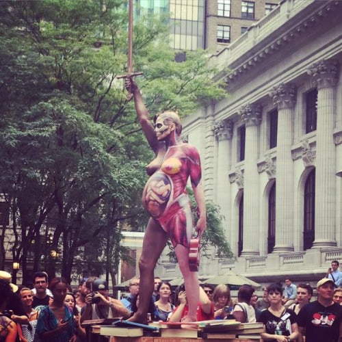 Amanda Palmer come la Verity di Damien Hirst: nuda e con il pancione in vista per beneficenza, in una perfomance di fronte alla New York Public Library