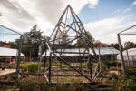 Andreco installazione nelle Serre dei Giardini Margherita a Bologna Nuova installazione pubblica per Andreco. Nelle Serre dei Giardini Margherita, a Bologna, un grande poliedro in ferro celebra il paesaggio