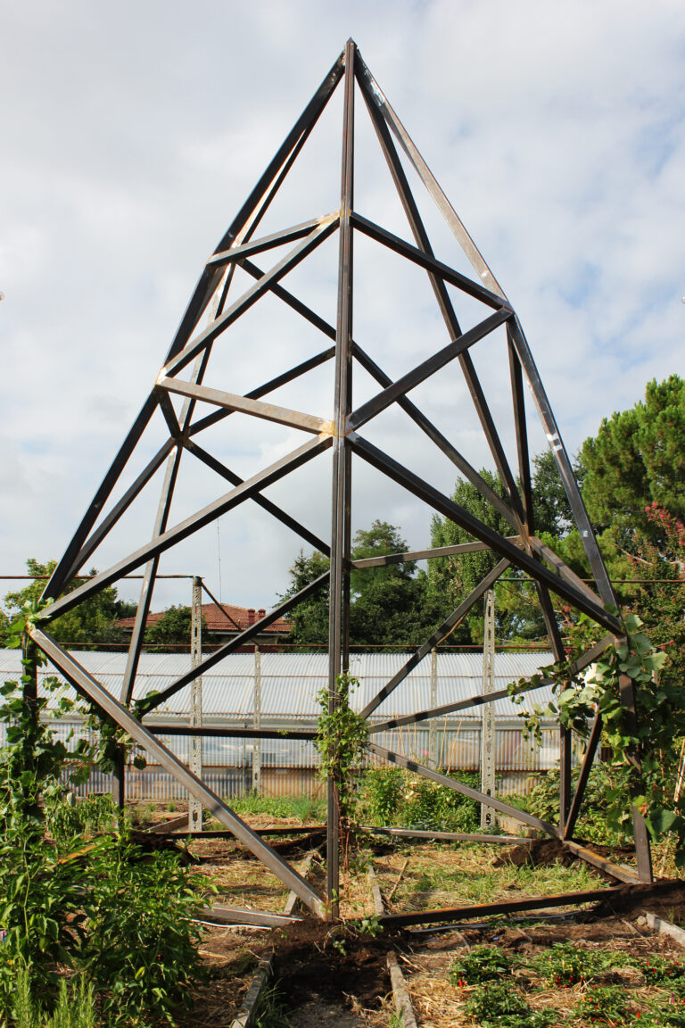 Andreco installazione nelle Serre dei Giardini Margherita a Bologna 2 Nuova installazione pubblica per Andreco. Nelle Serre dei Giardini Margherita, a Bologna, un grande poliedro in ferro celebra il paesaggio