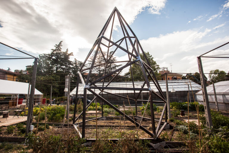 Andreco installazione nelle Serre dei Giardini Margherita a Bologna Nuova installazione pubblica per Andreco. Nelle Serre dei Giardini Margherita, a Bologna, un grande poliedro in ferro celebra il paesaggio