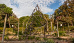 Andreco installazione nelle Serre dei Giardini Margherita a Bologna ph Lorenzo Burlando Nuova installazione pubblica per Andreco. Nelle Serre dei Giardini Margherita, a Bologna, un grande poliedro in ferro celebra il paesaggio