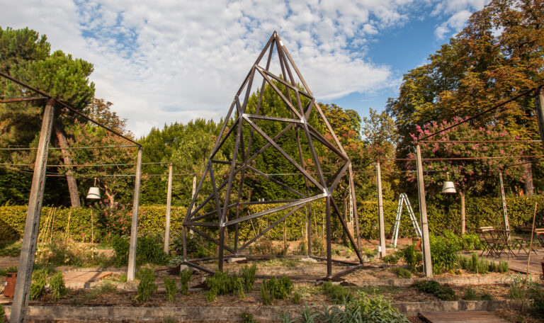 Andreco installazione nelle Serre dei Giardini Margherita a Bologna ph Lorenzo Burlando Nuova installazione pubblica per Andreco. Nelle Serre dei Giardini Margherita, a Bologna, un grande poliedro in ferro celebra il paesaggio