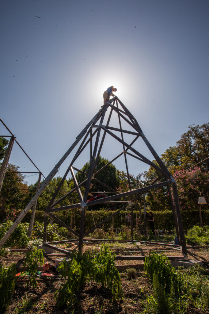 Nuova installazione pubblica per Andreco. Nelle Serre dei Giardini Margherita, a Bologna, un grande poliedro in ferro celebra il paesaggio