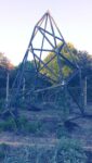 Andreco installazione nelle Serre dei Giardini Margherita a Bologna1 Nuova installazione pubblica per Andreco. Nelle Serre dei Giardini Margherita, a Bologna, un grande poliedro in ferro celebra il paesaggio