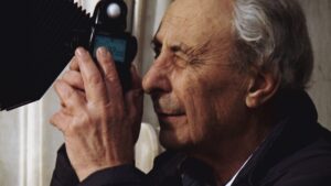 Sky Arte Updates: Obiettivo puntato sull’arte. La storia del fotografo Aurelio Amendola, testimone dei più celebri artisti del secondo Novecento da Burri a Warhol