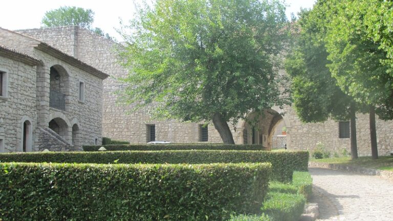 Casali sul viale dellAbbazia del Goleto Lo Sgarbi furioso. In Irpinia “scopre” l’Abbazia del Goleto e attacca tutto il sistema-Campania: Il Giffoni Festival, Il Madre, Bonito Oliva