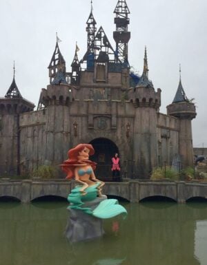 Parco degli orrori, progetto artistico o museo all’aperto? Ecco le immagini di Dismaland, il surreale luna park creativo ideato in Inghilterra da Banksy