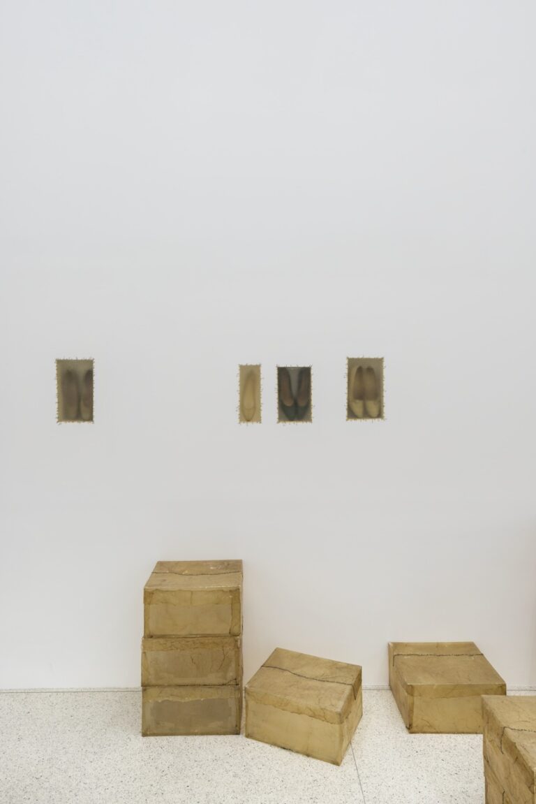 Doris Salcedo – veduta della mostra presso il Solomon R. Guggenheim Museum, New York 2015 - photo David Heald¬ © Solomon R. Guggenheim Foundation