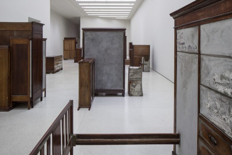 Doris Salcedo – veduta della mostra presso il Solomon R. Guggenheim Museum, New York 2015 - photo David Heald¬ © Solomon R. Guggenheim Foundation