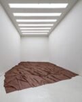 Doris Salcedo – veduta della mostra presso il Solomon R. Guggenheim Museum, New York 2015 - photo David Heald¬ © Solomon R. Guggenheim Foundation