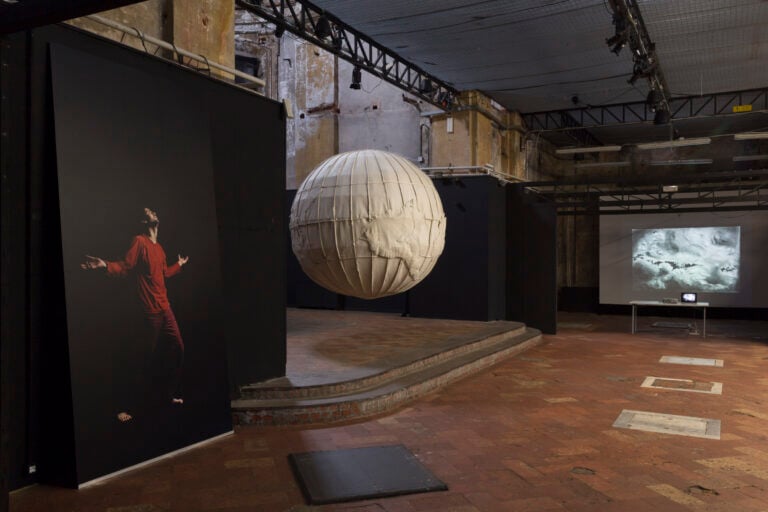 Elizabeth Aro - Los Otros – veduta della mostra presso l’ex Chiesa di San Carpoforo, Milano 2015 - photo Roberto Marossi