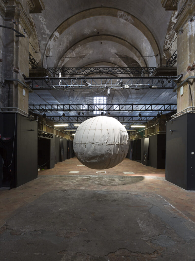 Elizabeth Aro - Los Otros – veduta della mostra presso l’ex Chiesa di San Carpoforo, Milano 2015 - photo Roberto Marossi