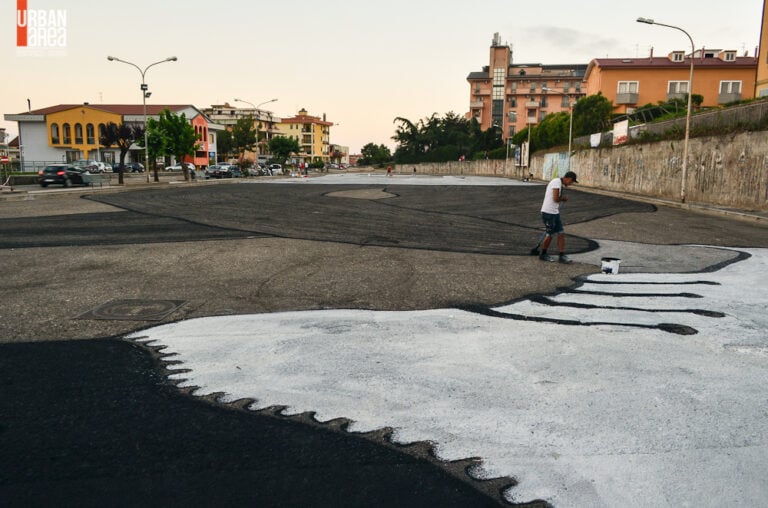 EllaPitr Eros Quadrivio di Campagna 2015 work in progress Ella & Pitr a Salerno. Street art oversize per cittadini sognatori. Come riprendersi una piazza, tramutandola in una gigantesca tela
