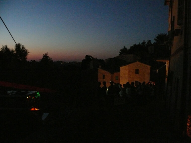 Festival Nottenera 2015 Serra de’ Conti 02 Ancora una notte bianca? No, nelle Marche c'è la Nottenera: a Serra de’ Conti si spengono le luci per riflettere tra linguaggi creativi, territorio e comunità. Ecco qualche foto