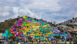 Street art o land art? In Messico, sulla collina di Pachuca, i German Crew trasformano un quartiere degradato in una straordinaria opera pittorica