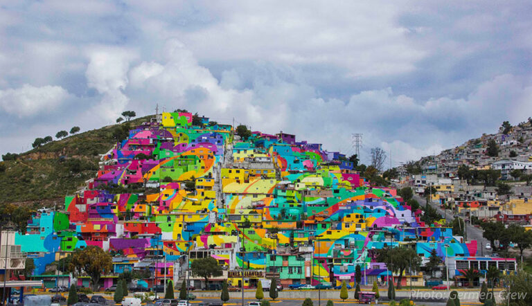 German Crew a Palmitas Messico 2015 Street art o land art? In Messico, sulla collina di Pachuca, i German Crew trasformano un quartiere degradato in una straordinaria opera pittorica