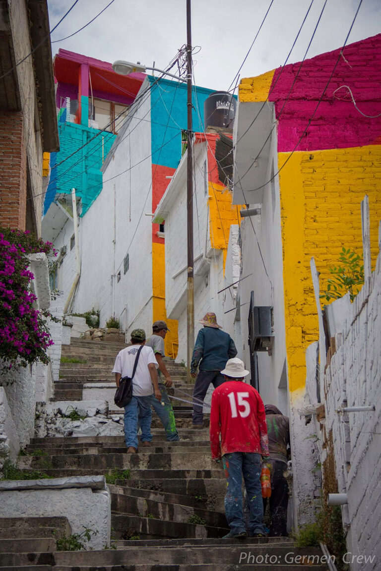 German Crew a Palmitas Messico 2015 dettaglio 2 Street art o land art? In Messico, sulla collina di Pachuca, i German Crew trasformano un quartiere degradato in una straordinaria opera pittorica