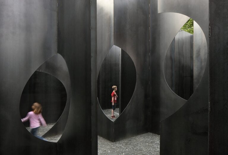 Gijs Van Vaerenbergh Labyrinth – an exhibition of boolean voids Genk 2 Il duo di artisti-architetti Gijs Van Vaerenbergh torna alla ribalta con Labyrinth. Un’installazione con cui in Belgio si celebrano i dieci anni del C-mine art centre a Genk: ecco le immagini