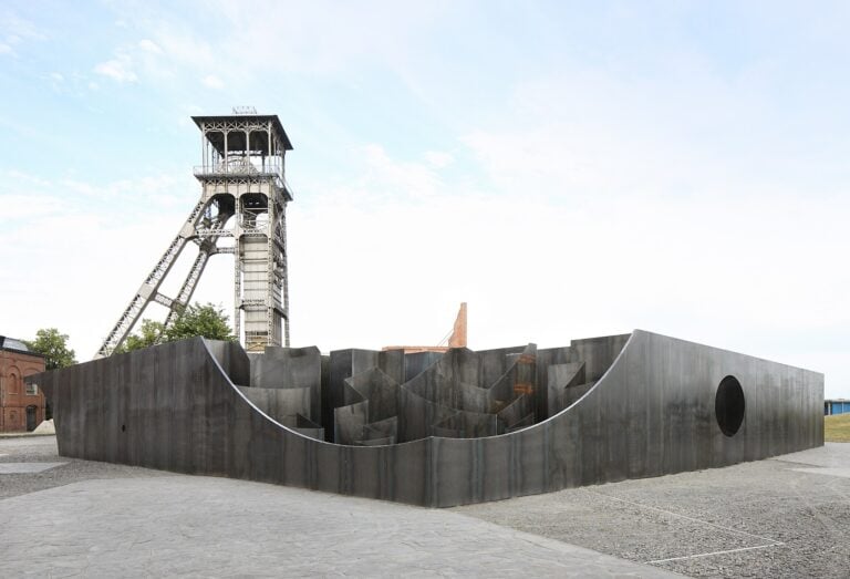 Gijs Van Vaerenbergh Labyrinth – an exhibition of boolean voids Genk 3 Il duo di artisti-architetti Gijs Van Vaerenbergh torna alla ribalta con Labyrinth. Un’installazione con cui in Belgio si celebrano i dieci anni del C-mine art centre a Genk: ecco le immagini