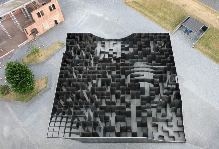 Gijs Van Vaerenbergh Labyrinth – an exhibition of boolean voids Genk 5 Il duo di artisti-architetti Gijs Van Vaerenbergh torna alla ribalta con Labyrinth. Un’installazione con cui in Belgio si celebrano i dieci anni del C-mine art centre a Genk: ecco le immagini
