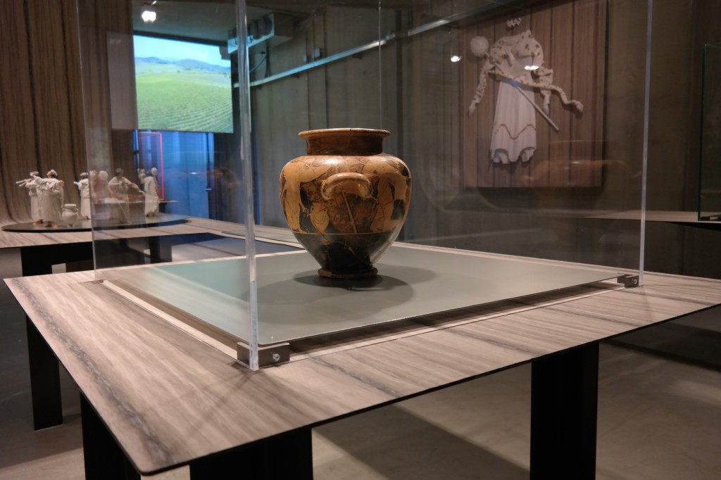 Gli Etruschi e il vino a Rocca di Frassinello - veduta della mostra allestita da Italo Rota