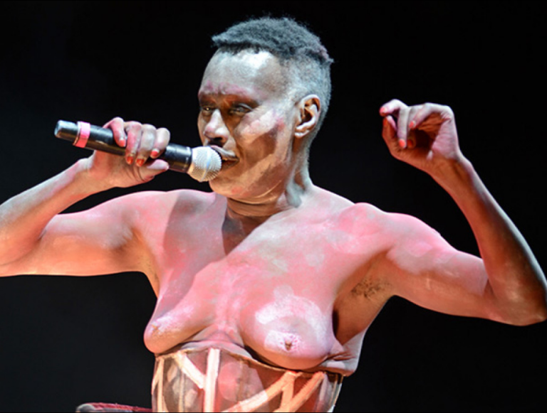 Grace Jones Topless allAfropunk Festival Tutta la blackness creativa di New York. Due festival riscoprono il ricco background afroamericano della Grande Mela: spiazzata dal topless della 67enne Grace Jones