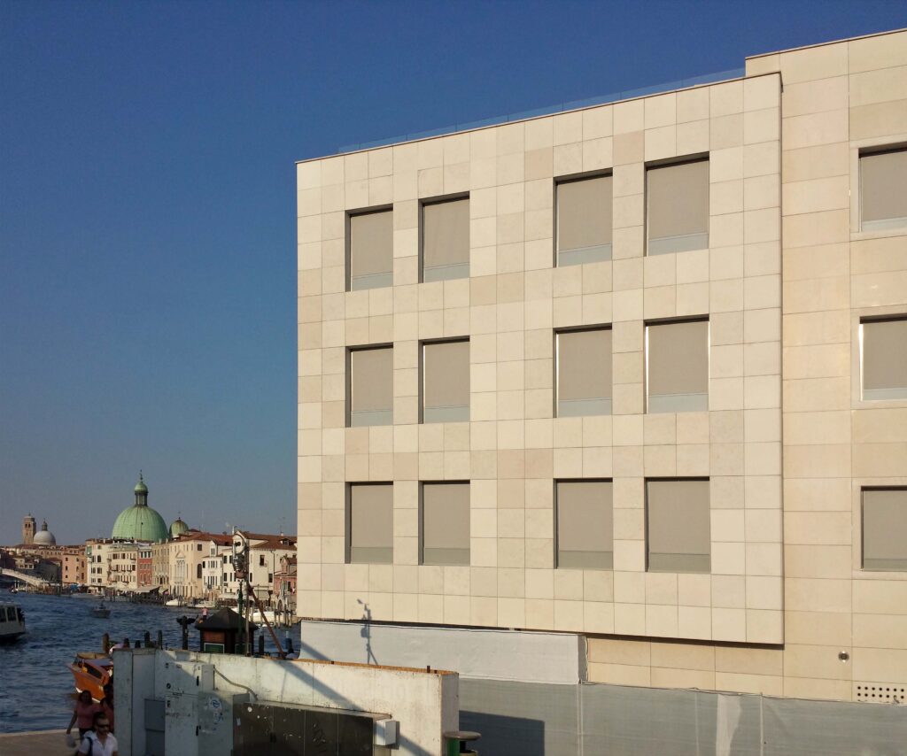 Hotel Santa Chiara. Venezia e i committenti mediocri