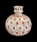 Huqqa o contenitore di giada bianca, ageminato con motivi floreali in rubini e smeraldi - India, probabilmente Deccan, fine XVII-XVIII secolo d.C. - Collezione al-Sabah, Kuwait