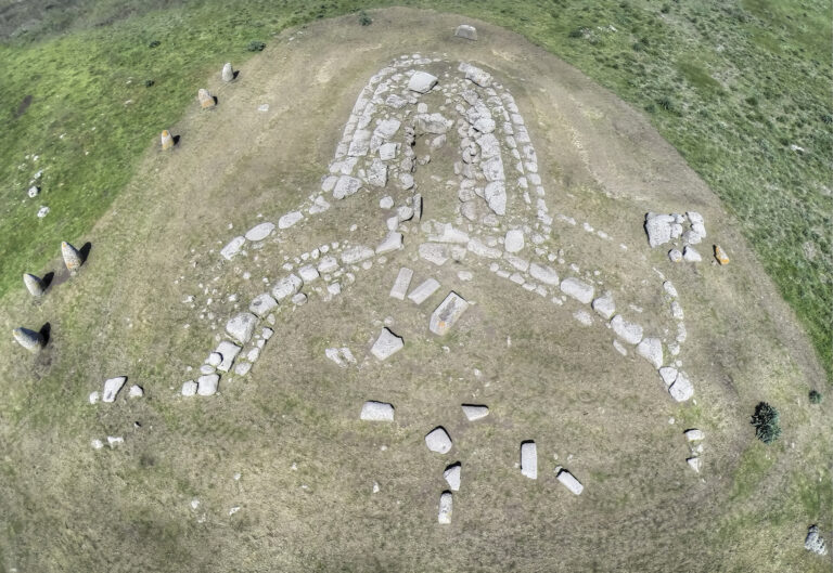 Il Complesso Nuragico di Tamuli Vietato denunciare il viadotto costruito sopra un Nuraghe. La Soprintendenza archeologica di Cagliari censura la performance dell'artista Nicola Mette