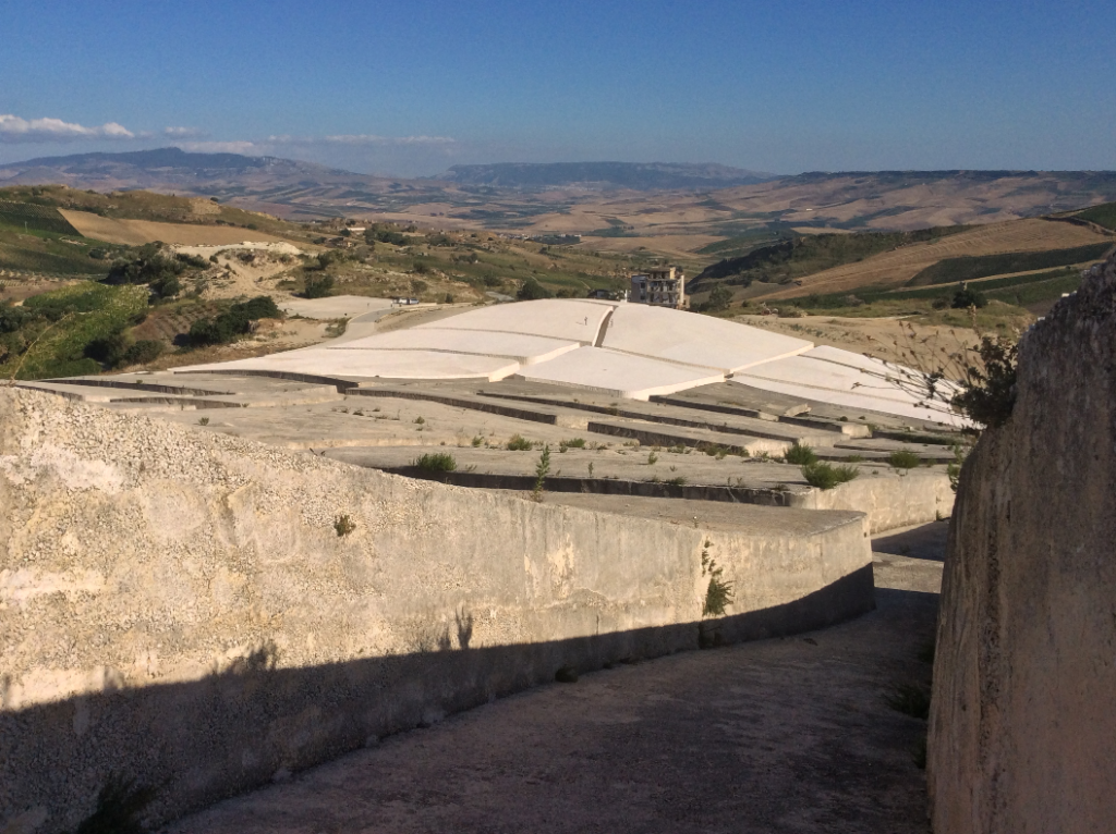 Burriana / 5. Viaggio in Italia sulle tracce di Alberto Burri. Arrivo al Grande Cretto, sorto in Sicilia sulle rovine di Gibellina