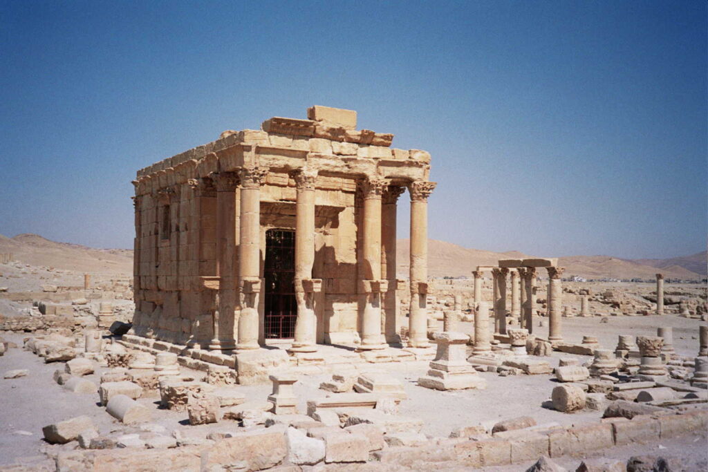 L’antico tempio di Baal Shamin a Palmira si sbriciola sotto i colpi della dinamite. L’Isis mette in atto la distruzione della cultura pre-islamica: e il mondo resta a guardare