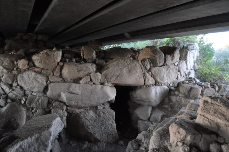 Il viadotto costruito sopra il Nuraghe Vietato denunciare il viadotto costruito sopra un Nuraghe. La Soprintendenza archeologica di Cagliari censura la performance dell'artista Nicola Mette