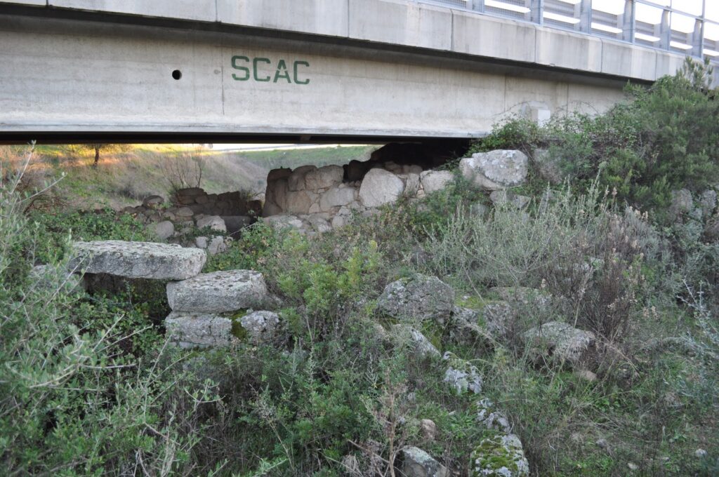 Vietato denunciare il viadotto costruito sopra un Nuraghe. La Soprintendenza archeologica di Cagliari censura la performance dell’artista Nicola Mette