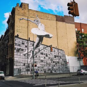 JR, nuovo mega intervento a New York. Danza classica su un muro di Tribeca
