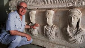 Je suis Khaled Asaad. Bandiere a mezz’asta in musei e istituzioni culturali di tutta Italia in onore dell’archeologo siriano torturato e ucciso dai jihadisti dell’Isis a Palmira