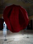 La Grande Madre (Abakanowicz) – veduta della mostra presso Palazzo Reale, Milano 2015 – photo Marco De Scalzi – Courtesy Fondazione Nicola Trussardi, Milano