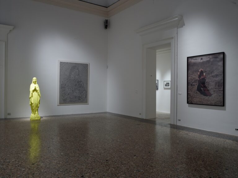 La Grande Madre Palazzo Reale Milano – Katarina Fritsch Thomas Bayrle Maurizio Cattelan foto Marco De Scalzi courtesy Fondazione Nicola Trussardi Milano Ecco la Grande Madre secondo Massimiliano Gioni. Immagini dalla preview della mostra milanese a Palazzo Reale: tra Yoko Ono e Boccioni, Marlene Dumas e Cindy Sherman