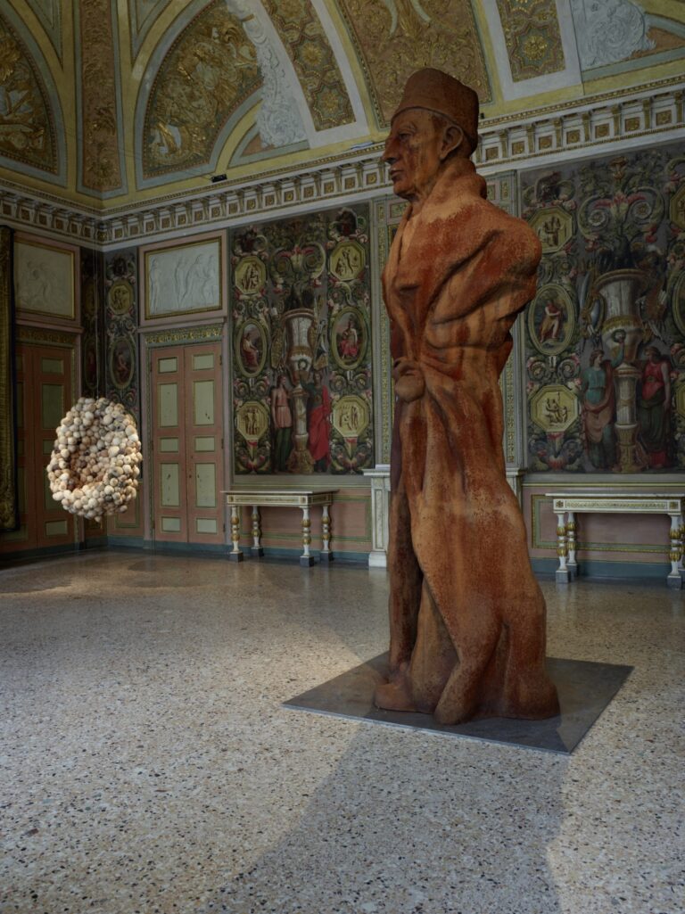 La Grande Madre Palazzo Reale Milano – Sarah Lucas e Thomas Schutte foto Marco De Scalzi courtesy Fondazione Nicola Trussardi Milano Ecco la Grande Madre secondo Massimiliano Gioni. Immagini dalla preview della mostra milanese a Palazzo Reale: tra Yoko Ono e Boccioni, Marlene Dumas e Cindy Sherman