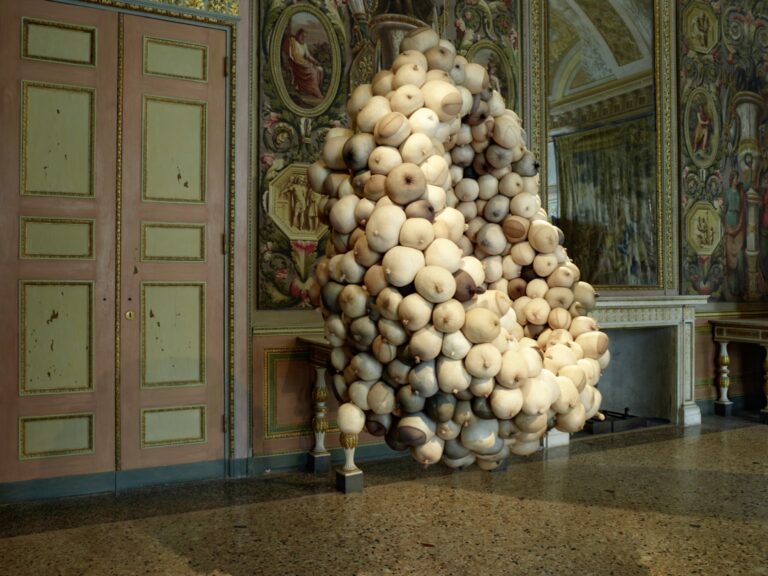 La Grande Madre, Palazzo Reale, Milano – Sarah Lucas (foto Marco De Scalzi, courtesy Fondazione Nicola Trussardi, Milano)