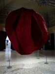 La Grande Madre Palazzo Reale Milano Magdalena Abakanowicz foto Marco De Scalzi courtesy Fondazione Nicola Trussardi Milano Ecco la Grande Madre secondo Massimiliano Gioni. Immagini dalla preview della mostra milanese a Palazzo Reale: tra Yoko Ono e Boccioni, Marlene Dumas e Cindy Sherman