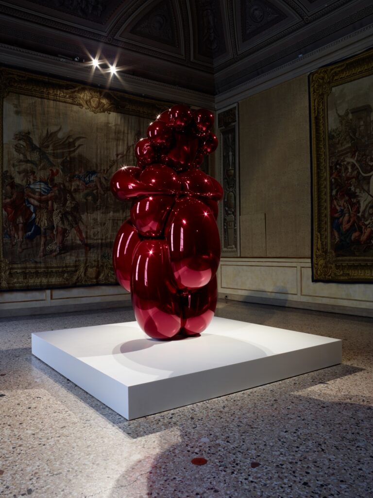 La Grande Madre Palazzo Reale Milano – Jeff Koons foto Marco De Scalzi courtesy Fondazione Nicola Trussardi Milano Ecco la Grande Madre secondo Massimiliano Gioni. Immagini dalla preview della mostra milanese a Palazzo Reale: tra Yoko Ono e Boccioni, Marlene Dumas e Cindy Sherman