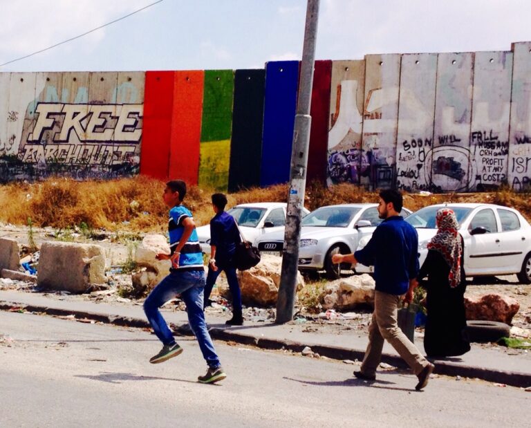 La bandiera arcobaleno di Khaled Jarrar