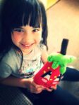 Le DollsnAll di Yaela Uriely Erika 7 anni e la sua strawberry doll.jpg I giocattoli intelligenti di Yaela Uriely. Da Israele l’iniziativa di una designer per piccoli creativi. Quando il progettista è un bambino