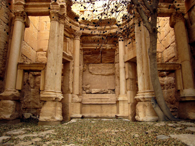 Linterno del tempio di Baal Shamin a Palmira 2 L’antico tempio di Baal Shamin a Palmira si sbriciola sotto i colpi della dinamite. L’Isis mette in atto la distruzione della cultura pre-islamica: e il mondo resta a guardare